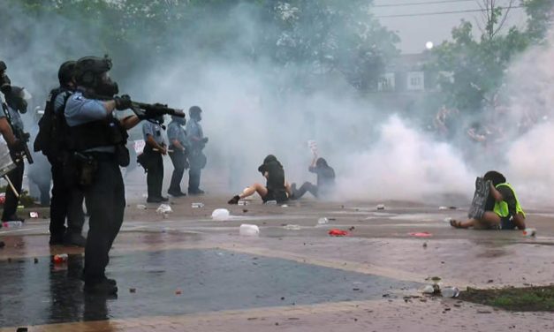 Zavargások törtek ki Minneapolisban, egy rendőr megfojtott egy megbilincselt fekete férfit (videó)