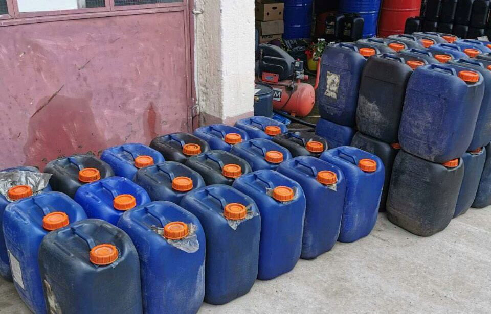 Több mint ötvenezer liter üzemanyagot tartott a háza udvarán