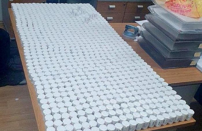 Nagy mennyiségű tablettát koboztak el a vámosok a gombosi határátkelőnél (fotók)