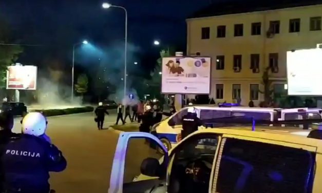 Összecsaptak a tüntetők a rendőrökkel Montenegróban (videó)