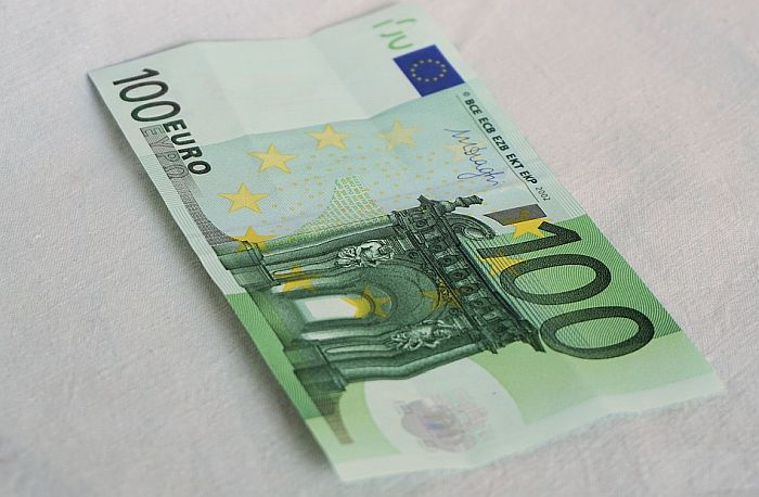 Öt és fél millió szerbiai állampolgár jogosult a száz eurós támogatásra