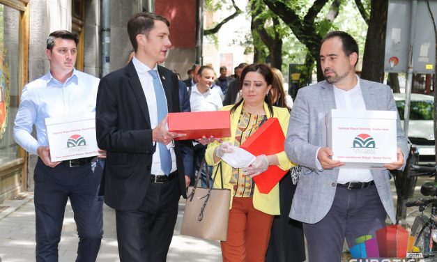 Átadta a VMSZ az önkormányzati jelöltlistáját Szabadkán