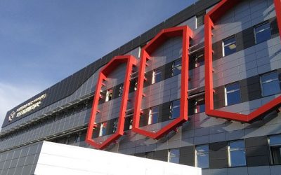 Rossz irányba ment a körforgalomban, frontálisan összeütközött egy furgonnal