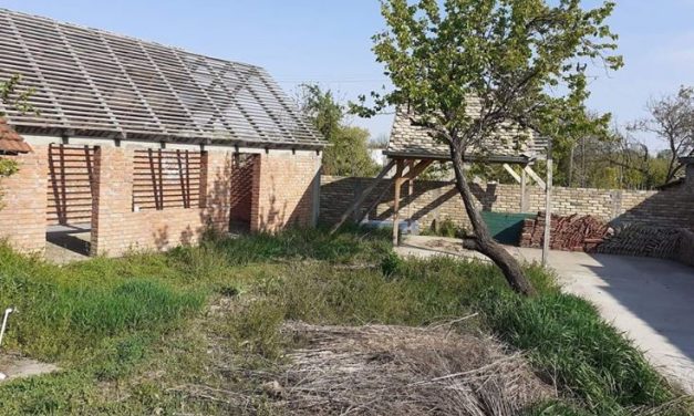 Szaporodó kérdések, félkész tájház