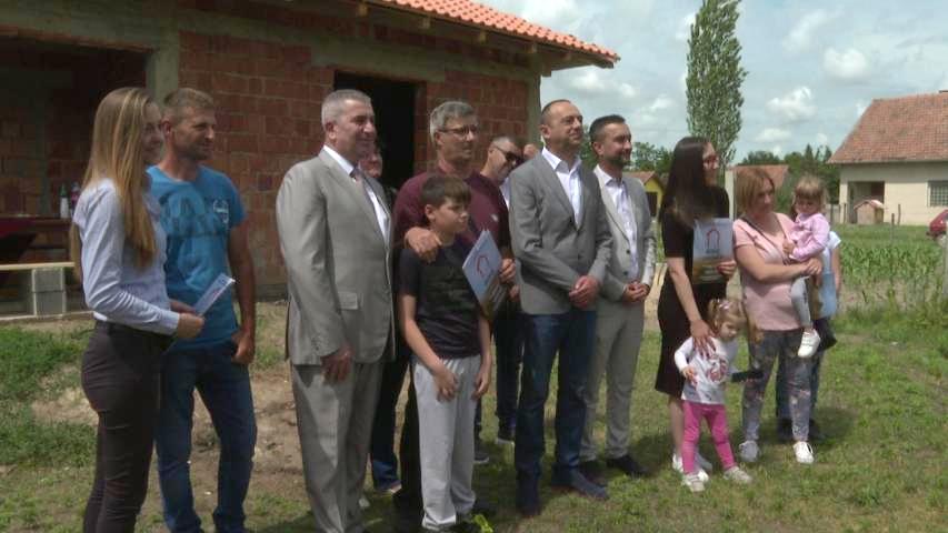 Házépítési támogatás a menekült családoknak Szabadkán
