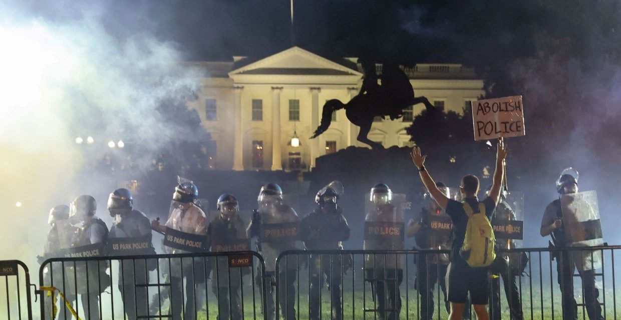 Könnygázzal oszlattak a rendőrök Washingtonban (videó)