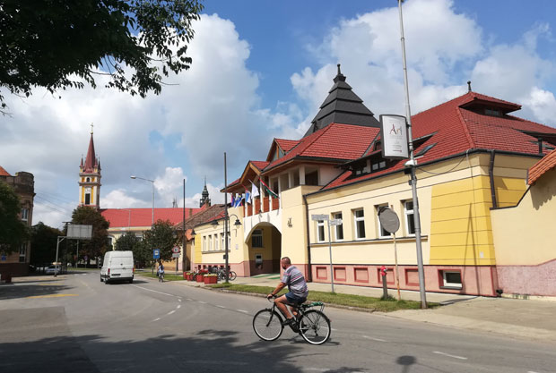 Zentán a levéltár, Magyarkanizsán a fürdő felújítási tervének kidolgozását támogatja a kormány