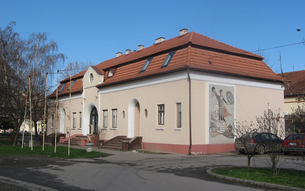 Kőműves a végzettsége a topolyai polgármester, Szatmári Adrián segédjének