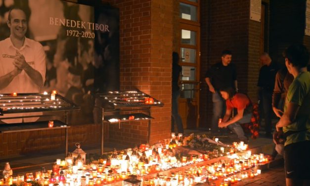 <span class="entry-title-primary">Búcsú a legendáktól</span> <span class="entry-subtitle">Benedek Tibortól és Kárpáti Györgytől több ezren vettek búcsút</span>