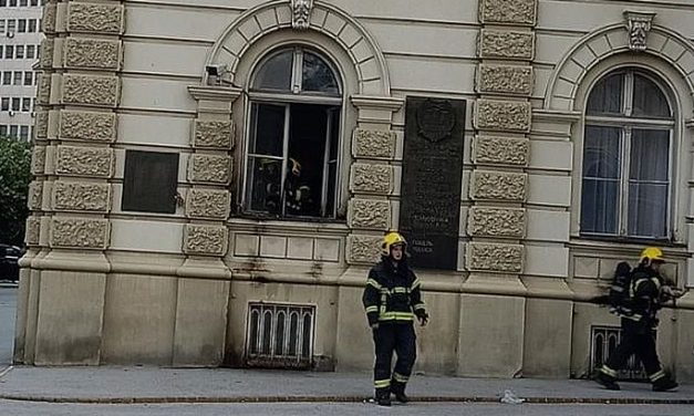 Molotov-koktélt dobtak az újvidéki városházára