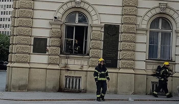 Molotov-koktélt dobtak az újvidéki városházára