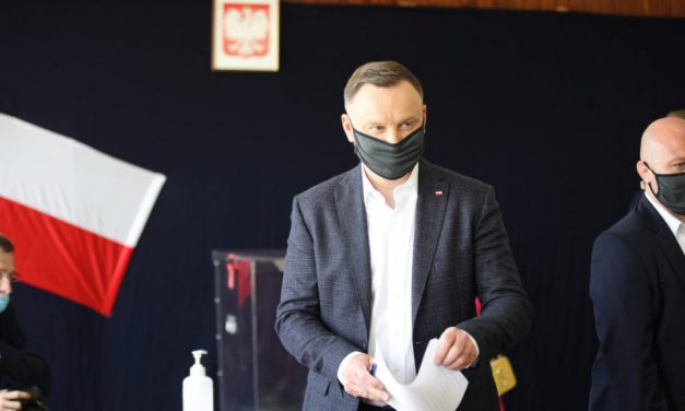 Andrzej Duda nyerte a lengyel választás első fordulóját az exit poll felmérések szerint