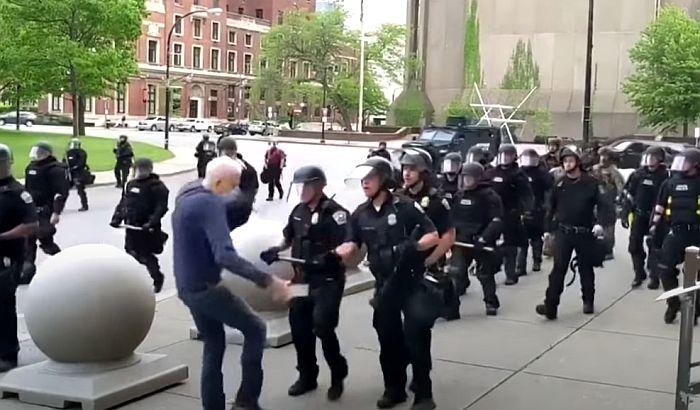 A békés tüntetőket sem kímélik az amerikai rendőrök (videó)