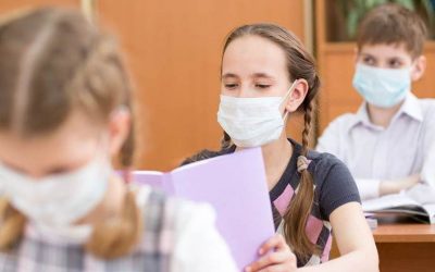 WHO: Maszkot kellene viselniük a 12 évnél idősebbeknek