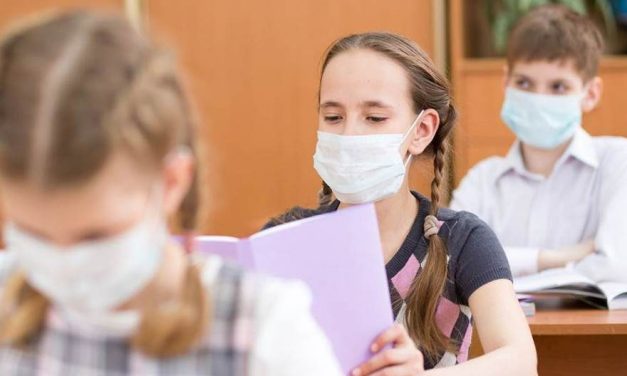 WHO: Maszkot kellene viselniük a 12 évnél idősebbeknek