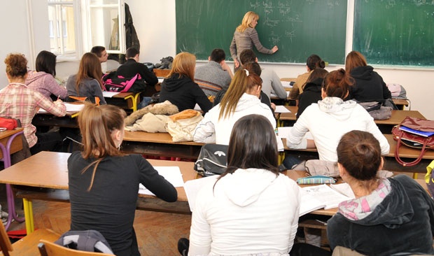 Hétfőtől az iskolákban sem kötelező a maszkviselés!