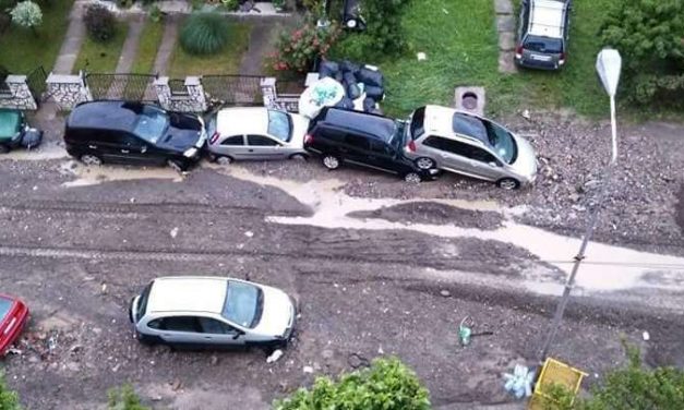 Ítéletidő Szerbiában: Autókat sodort el az áradás (Fotók+Videók)