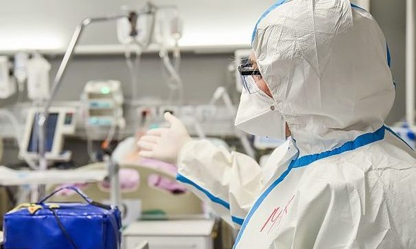 Több mint háromszáz koronavírusos beteget ápolnak a Vajdasági Klnikai Központban