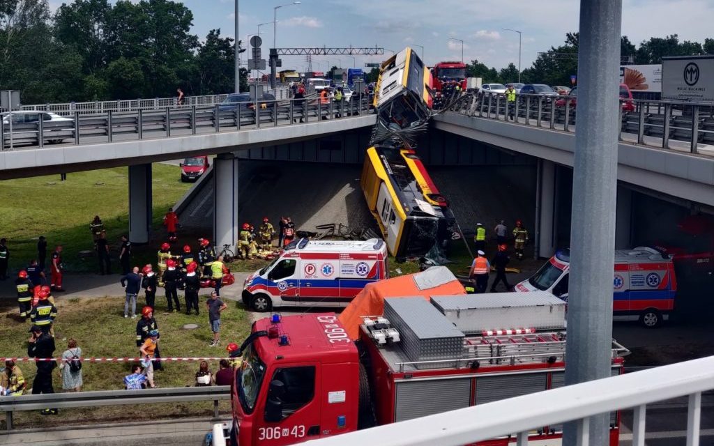 <span class="entry-title-primary">Felüljáróról bicikliútra zuhant egy busz Lengyelországban (Fotók)</span> <span class="entry-subtitle">A balesetben egy ember meghalt, sokan megsérültek</span>