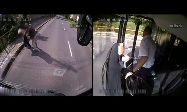 Egy miskolci buszsofőr leugrott a buszról, hogy elkergessen egy idős nőre támadó rablót (Videó)