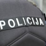 Feljelentették a tanúként beidézett rendőrt, mert fegyverrel ment a meghallgatásra