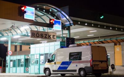 Több ezer doboz csempészcigarettát találtak a pénzügyőrök Tiszaszigeten és Röszkén