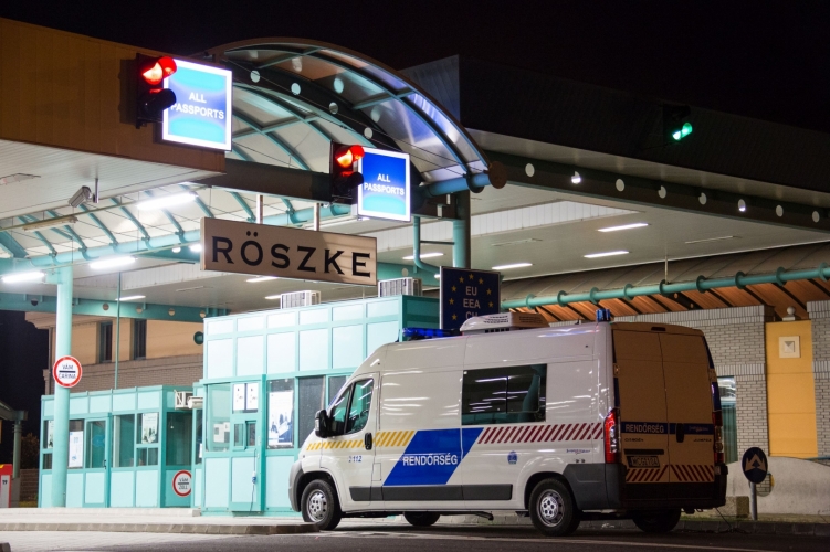 Több ezer doboz csempészcigarettát találtak a pénzügyőrök Tiszaszigeten és Röszkén