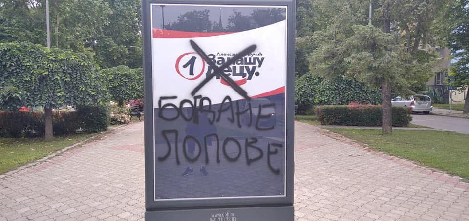 A VMSZ elítélte a haladók reklámtábláinak megrongálását
