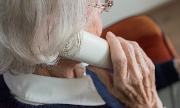 Telefonos csalók verik át az idősebbeket