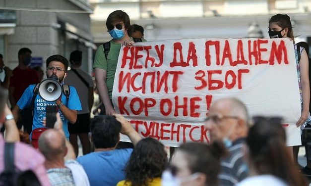 Az egyetemisták ingyenes koronavírus-tesztet és a tandíj eltörlését követelik