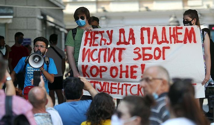 Az egyetemisták ingyenes koronavírus-tesztet és a tandíj eltörlését követelik