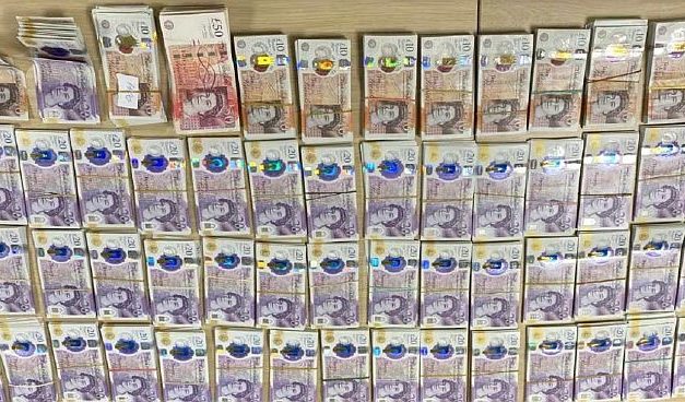 Nagy mennyiségű devizát koboztak el a vámosok Batrovcinál (fotók)