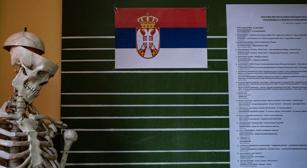 A szerbiai demokrácia meggyalázása