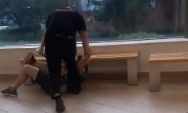 Nem volt hajlandó feltenni a szájmaszkot, majd megtámadta a biztonságiakat (videó)