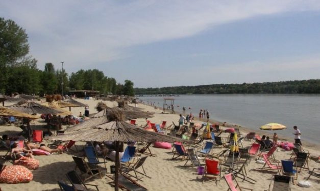 Őrizetben a fiatal strandoló nőket fotózó hetvenéves férfi