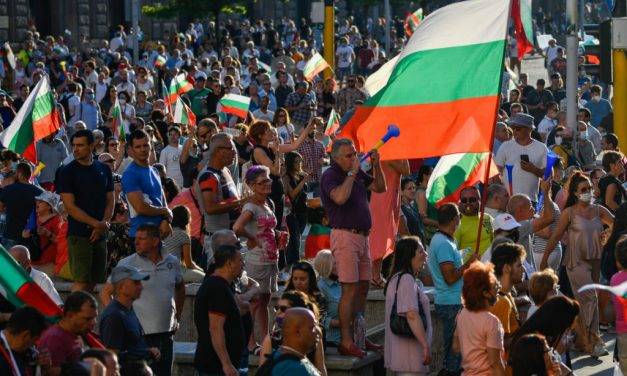 Szófiában tízezrek vonultak az utcákra
