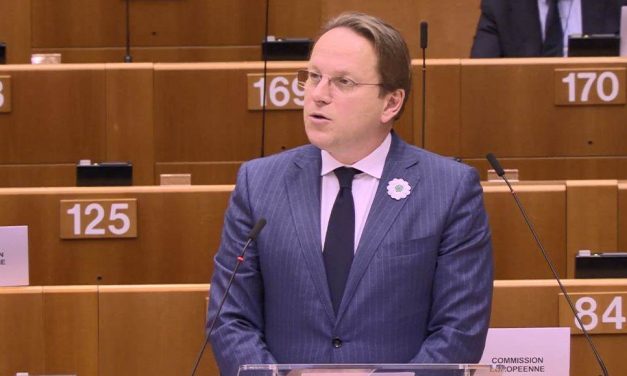 Várhelyi: A srebrenicai mészárlás nyitott seb Európa szívében