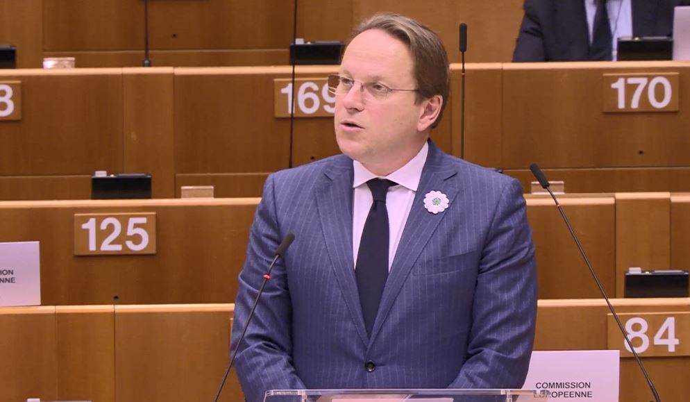 Várhelyi: A srebrenicai mészárlás nyitott seb Európa szívében