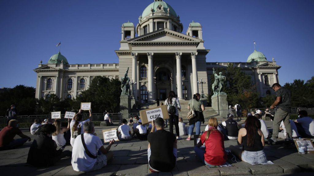 Brnabić, Đilas és Trifunović is elégedett, amiért a ma esti tüntetések békések