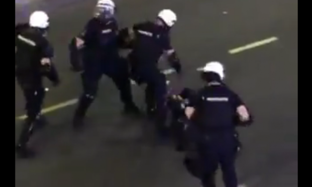 Rendőri brutalitás: Rohamrendőrök hada ütlegelt egy földön fekvő személyt (Videó)