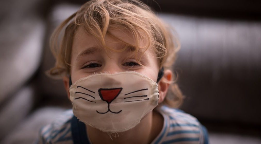 Epidemiológus: A gyerekek is viseljék a maszkot