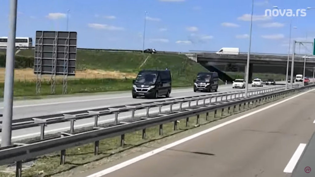 A rendőrség nagy erőkkel tart Belgrád felé (Videó)