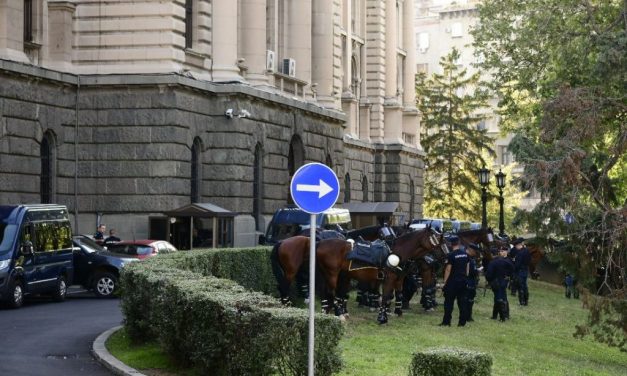 Lanyhuló érdeklődés mellett folytatódnak a tüntetések