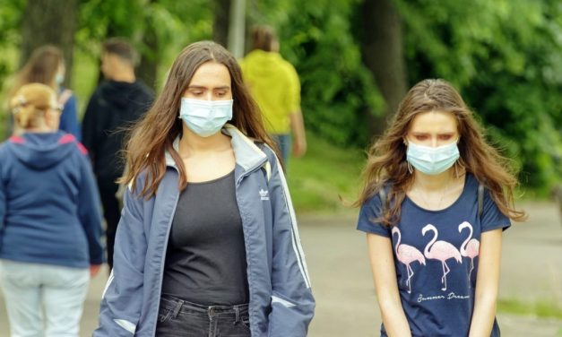 Szabadka: Zárt térben és a parkokban is kötelező a szájmaszk