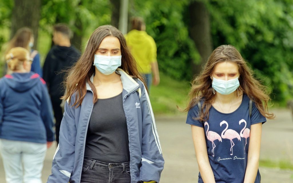 Szabadka: Zárt térben és a parkokban is kötelező a szájmaszk