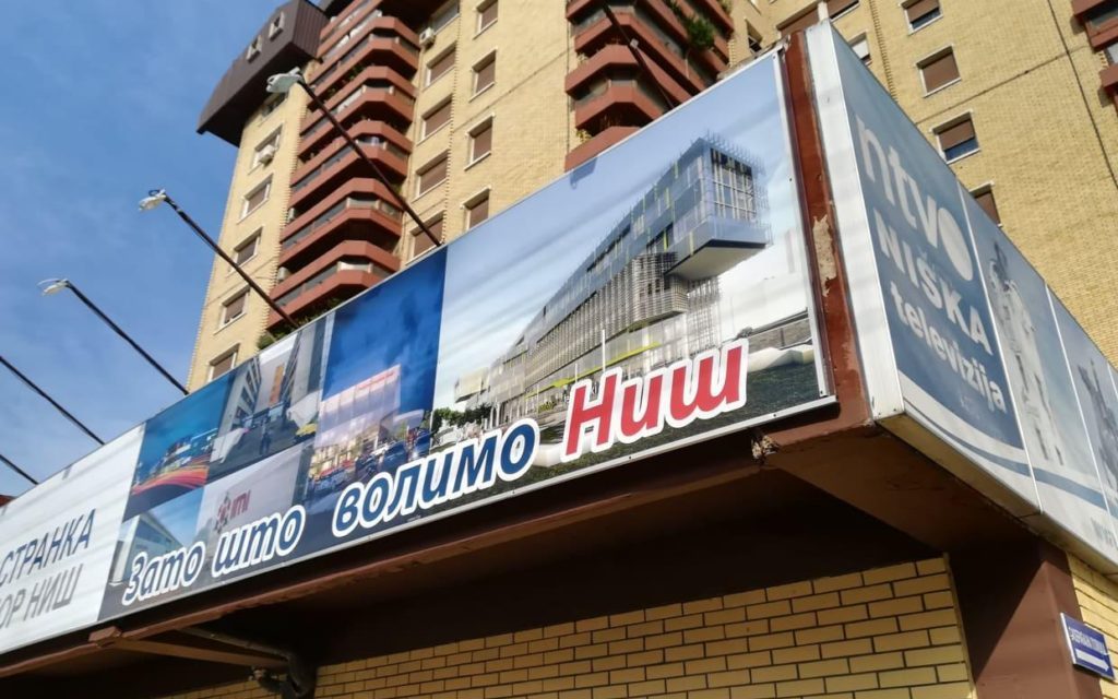 Több ezer tüntető Niš utcáin