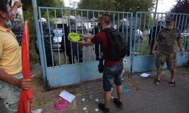 Újvidéken a tüntetők rövid időre zárlat alá vettek egy rendőrállomást