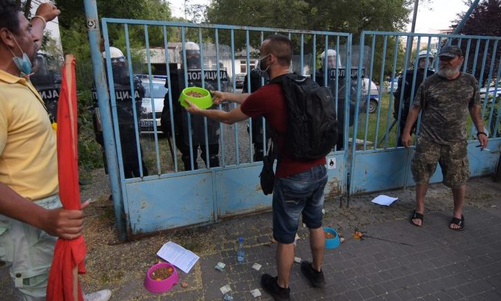 Újvidéken a tüntetők rövid időre zárlat alá vettek egy rendőrállomást