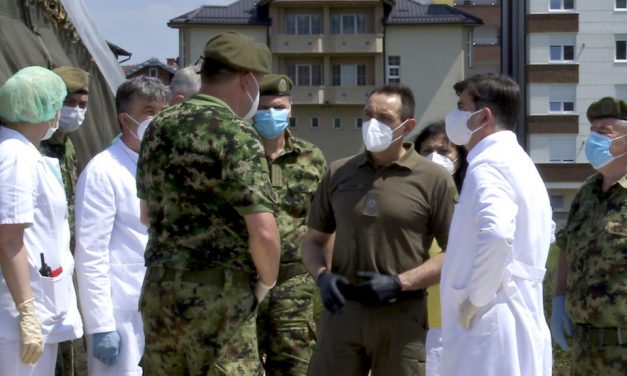 A koronavírussal fertőzött védelmi miniszter ma hivatali látogatást tett a Novi Pazar-i kórházban