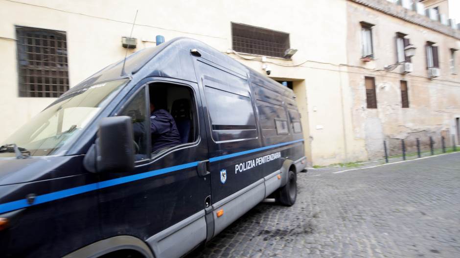 Olaszország: Gyermekpornográfia miatt három személyt letartóztattak, ötven ellen vizsgálat folyik